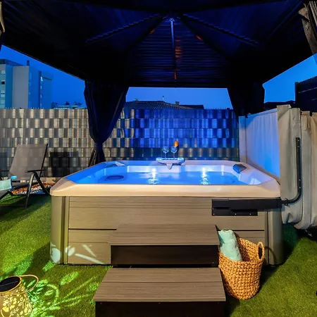Dom wakacyjny House Cute House With Jacuzzi