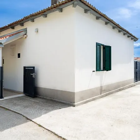 House Cute House With Jacuzzi Dugi Rat