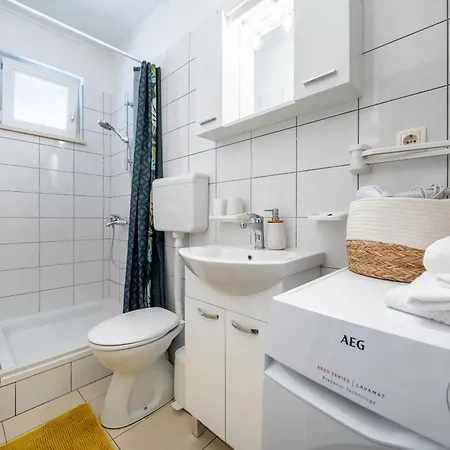 Dom wakacyjny House Cute House With Jacuzzi Dugi Rat