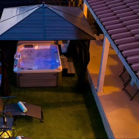 House Cute House With Jacuzzi بيت للعطل *