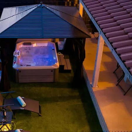 House Cute House With Jacuzzi بيت للعطل *
