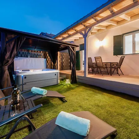 House Cute House With Jacuzzi بيت للعطل دوغي رات