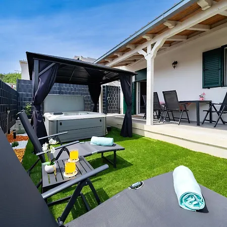 House Cute House With Jacuzzi
